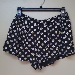 🌻BUNDLE 2/$20🌻 Daisy Flower Shorts with Pockets